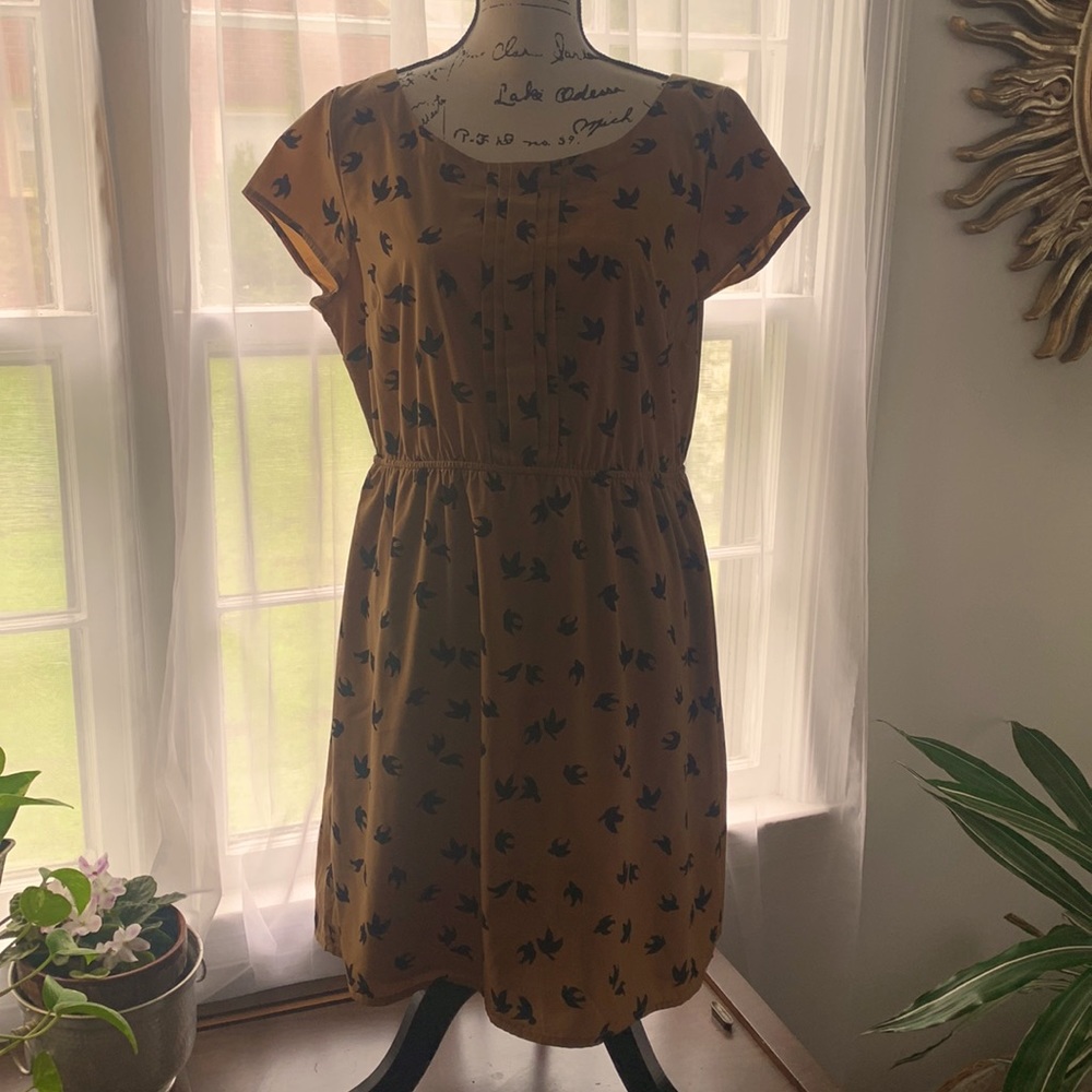 EUC Old Navy tan with black birds dress